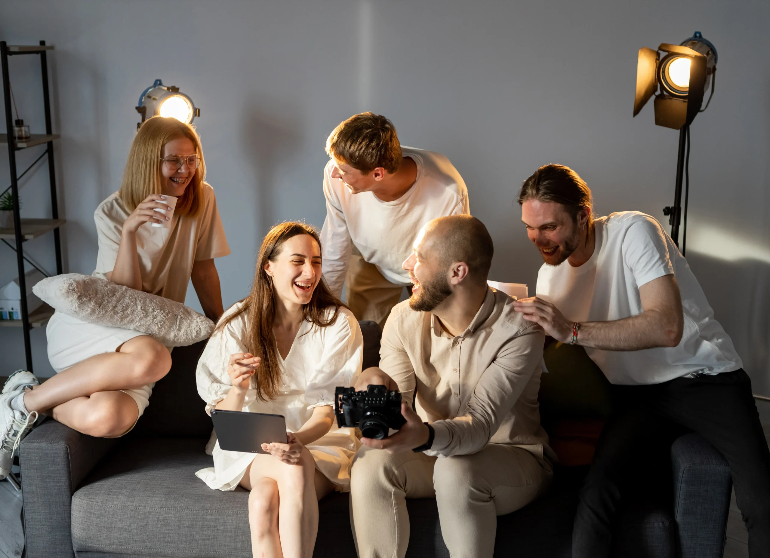 scene-team-laugh-art-colleagues-have-fun-sofa-looking-photos-display-friendly-discussion